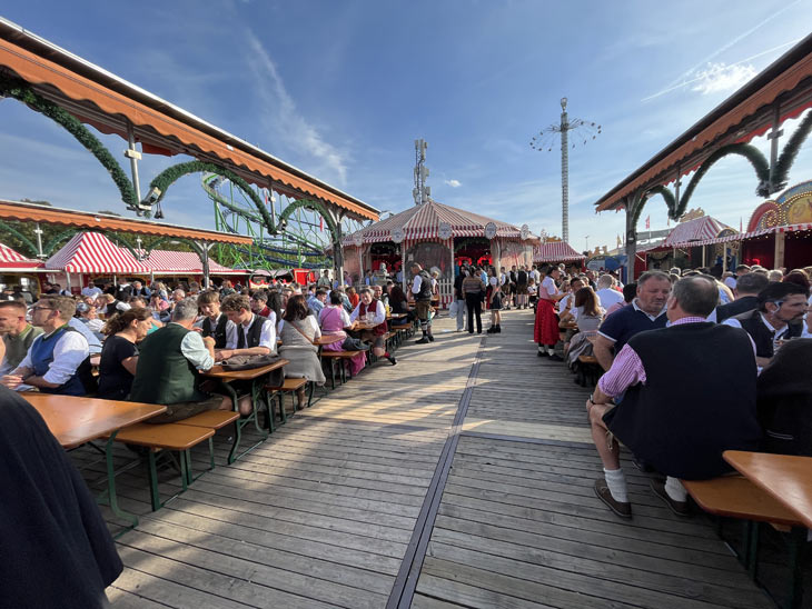 Münchner Weissbiergarten 2023 auf dem Oktoberfest (©Foto:Martin Schmitz)